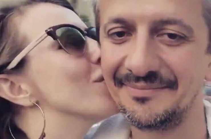 Ксения Собчак показала поцелуй с Константином Богомоловым: романтичное видео
