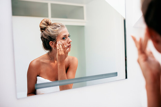 Жирная кожа просто не подходит для макияжа — на ней всё мгновенно размазывается и стекает. Как правильно подготовить кожу к макияжу? 